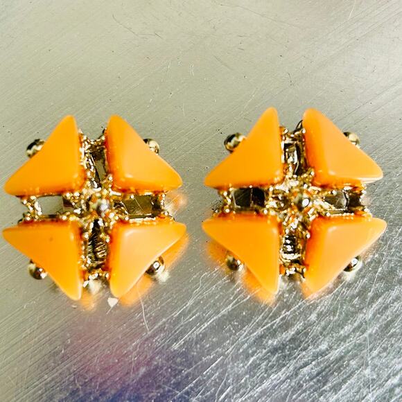 Unbranded Jewelry - Vintage Gold Tone Light Orange Lucite Clip On Earrings